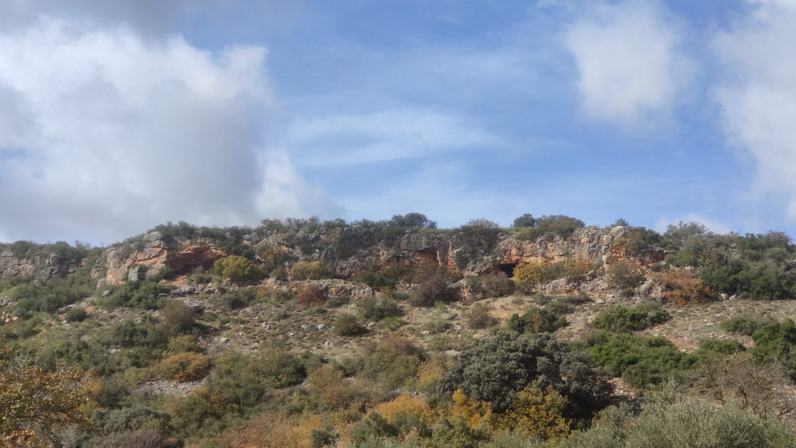 Foto de las Las Cuevas de Carabaña: Gargantón, Gargantilla y Garganta Profunda vistas de lejos desde el comienzo de la subida.